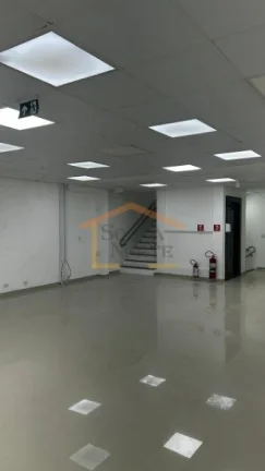 Imagem Prédio comercial com aproximadamente 670m², de construção recente e instalações modernas, dist...