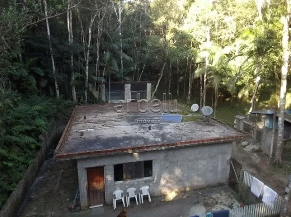 Imagem Sitio com duas casas, a primeira casa de tijolinho tem janelas de alumínio, churrasqueira, varanda ...