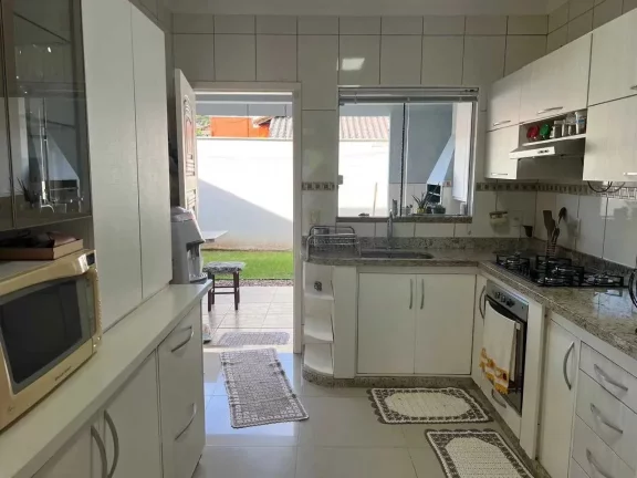 Imagem Sobrado mobiliado com 3 dormitórios sendo 1 suíte e 2 vagas de garagem em Balneário Piçarras