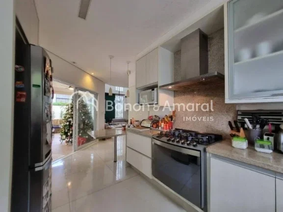 Imagem Linda e espaçosa casa com 308 m² de área construída. A residência possui 4 quartos (todos com a...