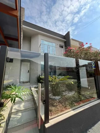 Imagem Casa de alto padrão mobiliada com 3 suítes e 2 vagas de garagem na Ressacada em Itajaí
