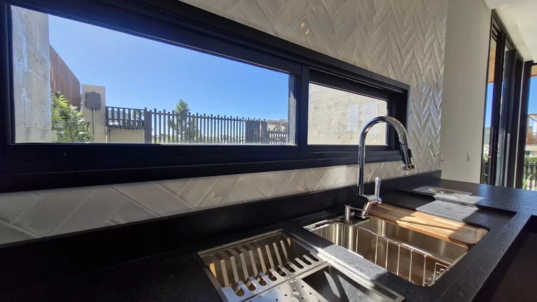 Imagem Oportunidade: Casa Alto Padrão à Venda no Bairro Ferraz em Garopaba-SC com Vista Mar!