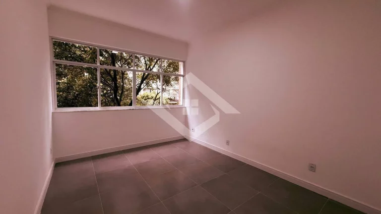 Imagem Apartamento de 4 Quartos Reformado no Posto 4 de Copacabana – Venda Direta!