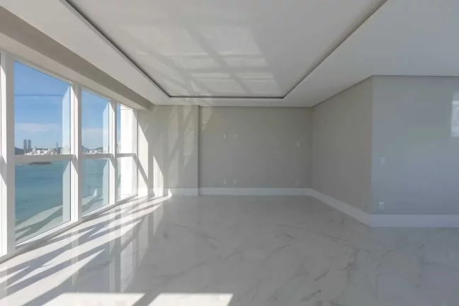 Imagem Apartamento vista mar e andar alto! Com 4 suítes e 3 vagas no Bairro Pioneiros em Balneário Camboriú