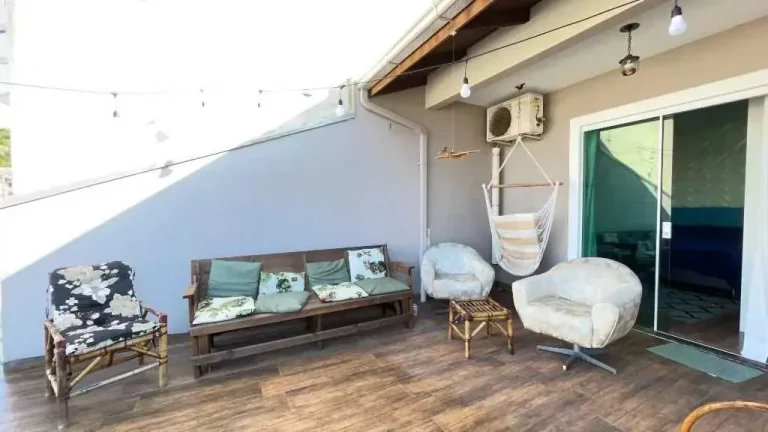 Imagem Sobrado com 2 dormitórios e 1 vaga de garagem com terraço e churrasqueira em Balneário Camboriú