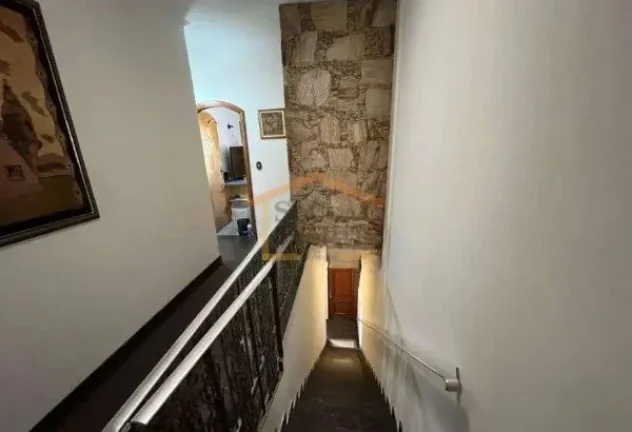 Imagem Sobrado com 208m². O imóvel possui 4 dormitórios, todos mobiliados, sendo 3 suítes, além de sac...