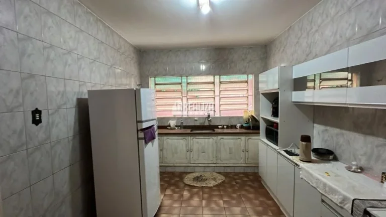Imagem Casa ampla de 2 andares, próxima à Avenida Guilherme Ferreira, com 3 quartos incluindo 1 suíte