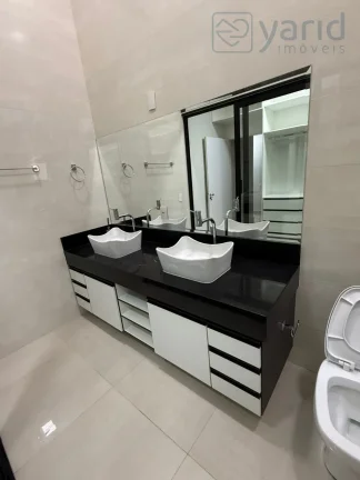 Imagem Casa em Condomínio à Venda em Localização Privilegiada: 3 Quartos, 1 Suíte, 3 Salas, 3 Banheiros, 4 Vagas de Garagem - 205,00 m².