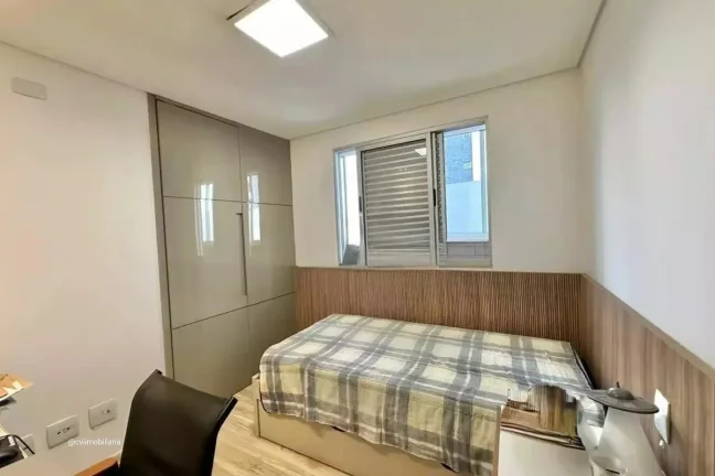 Imagem Localizado no charmoso bairro da Savassi, este espaçoso apartamento de 90 metros quadrados oferece ...