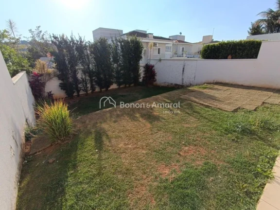 Imagem O imóvel conta com três dormitórios, sendo uma suíte, ampla sala para dois ambientes e garagem p...