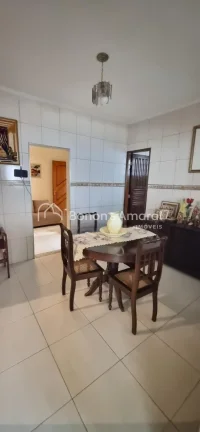 Imagem Excelente casa em avenida, totalmente reformada, com 3 dormitórios e edícula completa! Localizada ...