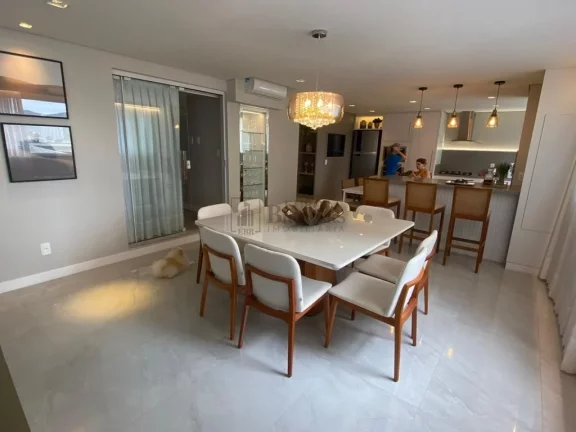 Imagem Apartamento com 4 dormitórios à venda em prédio Frente Mar no centro de Balneári