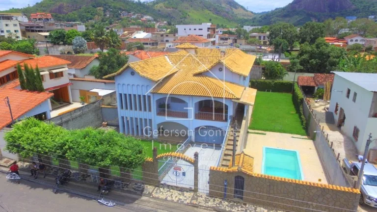 Casa à venda - com 05 Quartos - Centro - Mantena - MG