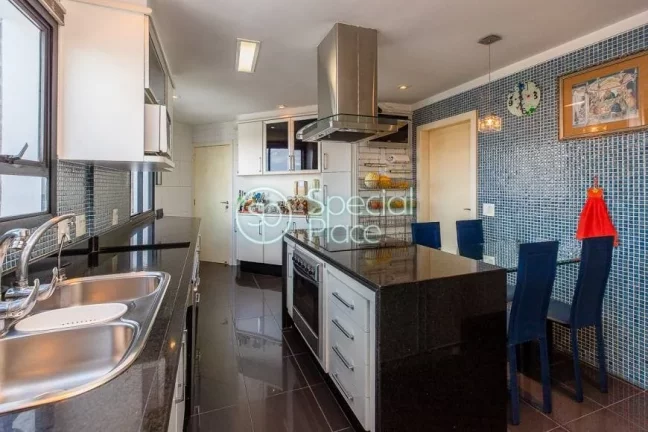 Imagem Cobertura duplex com lazer privativo, piso superior com ares de casa, possui um living amplo para tr...