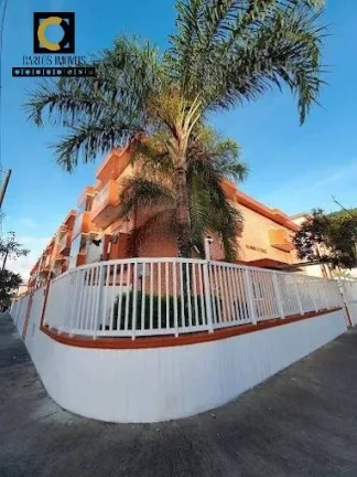 Linda casa triplex a venda em condomínio fechado em Santos!