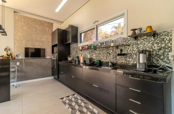 Imagem Casa em Condomínio de Luxo em Sorocaba-SP, Bairro Caguassu: 3 Quartos, 3 Suítes, 4 Salas, 5 Banheiros, 4 Vagas, 285m²!