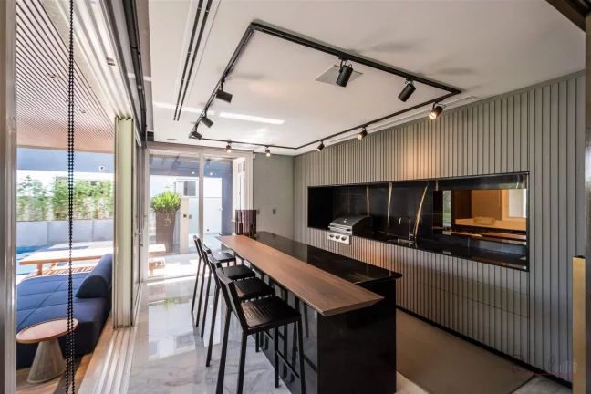 Imagem Magnífica casa em Jurerê Internacional a apenas 100m do mar. Casa localizada em exelente terreno d...