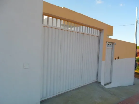 Casa Linear composta por: 2 quartos, sendo 01 suite, Sala de estar e jantar, Banheiro Social, Cozinha Americana, área de serviço, vaga de garagem; ár