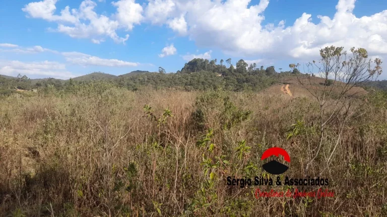 Imagem Linda Área a Venda na Região do Parque Ferradura em Campos do Jordão - SP.