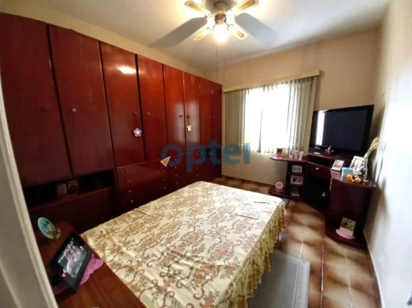 Imagem Casa Térrea com 178 m² de A.C. com 02 dormitórios, sala ampla, cozinha e 2 vagas de Garagens. Nos fundos 01 apartamento, e uma suíte na parte de cima