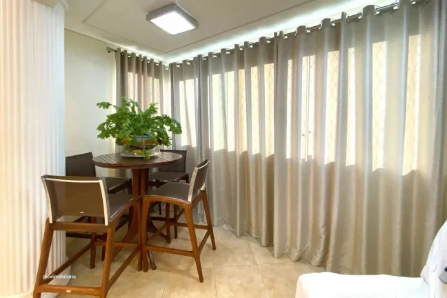 Imagem Este espaçoso apartamento oferece uma combinação perfeita de conforto e conveniência. Com quatro...