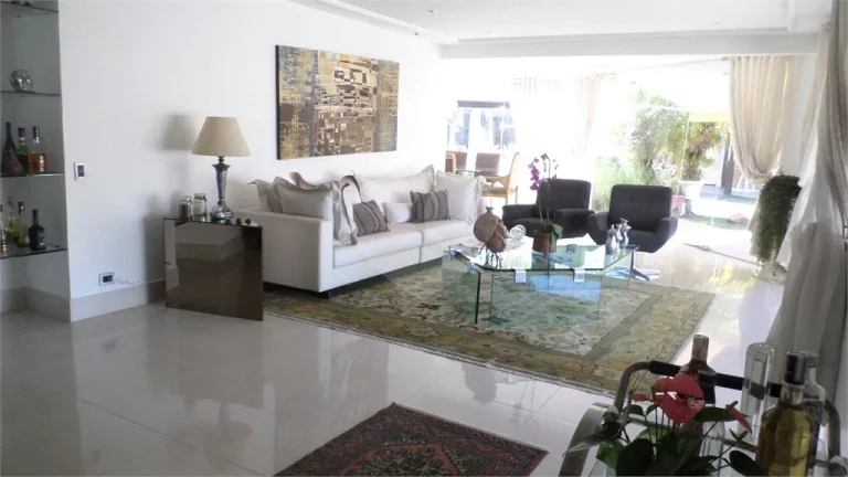 Imagem Sobrado à venda com 4 quartos, sendo 4 suítes, em Granja Viana, Carapicuíba - SP