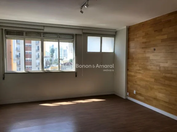 Imagem Oportunidade no Edifício Cristina, no Centro de Campinas. Este amplo apartamento totalmente reforma...
