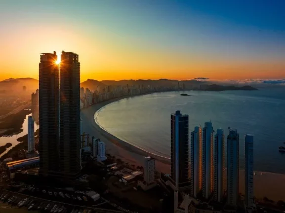 Imagem Decorado com 4 dormitórios à venda sendo 4 suítes, 261.04 m² por - R$ 16.900.000,00 - Barra Sul - Bal. Camboriú/SC