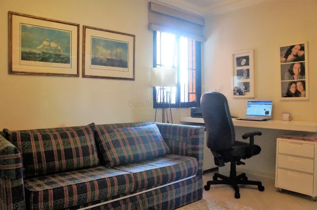 Imagem Apartamento de 191m², em andar alto. Living amplo com lareira e varanda gourmet. Possibilidade de i...