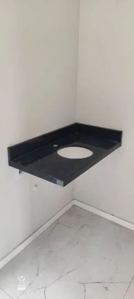 Imagem Maravilhoso sobrado com 3 quartos sendo 1 suíte com sacada, 2 vagas de garagem à venda - Tingui - Curitiba/PR