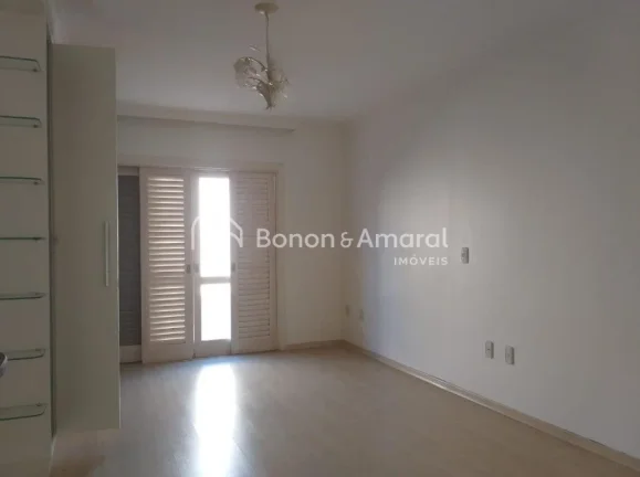 Imagem Linda residência disponível para venda no prestigiado condomínio Moinho do Vento, um dos mais exc...