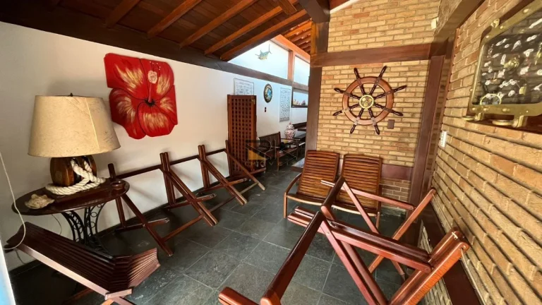 Imagem Casa com ampla sala 2 ambientes,3 dormitórios sendo uma suíte,edícula com mais 2 dormitórios e 1 banheiro,2 vagas de garagem