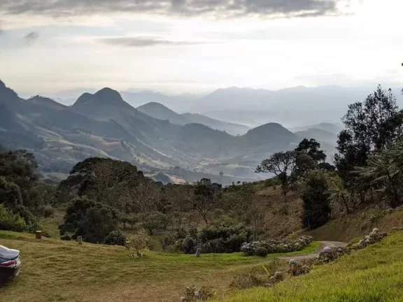 Imagem Refúgio de Altitude em São Bento do Sapucaí: 175.000 m² de Privacidade e Vista Permanente para a Pedra do Baú