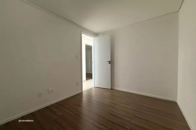 Imagem Este espaçoso apartamento está localizado na vibrante cidade de Belo Horizonte. Com quatro quartos...
