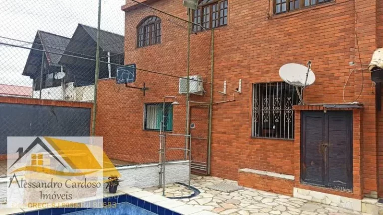 Vendo casa de alto padrão com piscina e sauna no Centro de Friburgo