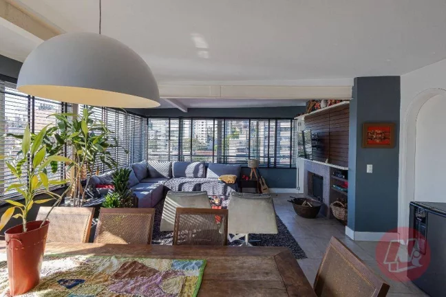 Imagem no Rio Branco, cobertura de 257 m² com 4 quartos, 2 vagas e piscina.