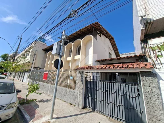 Imagem À VENDA – CASA DUPLEX com 3 quartos / 2 suítes / 2 vagas cobertas com 264 m² em via de grande circulação no Centro de Vila Velha.