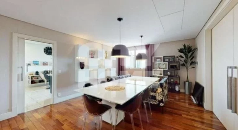 Imagem Excelente apartamento, com vista maravilhosa. Amplo living com lindo piso em madeira e varanda envid...