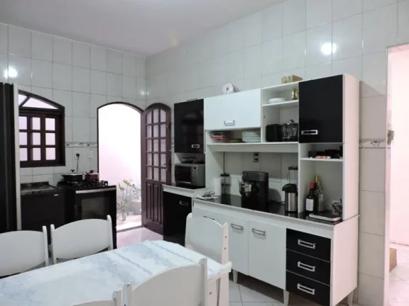 Imagem CASA RECEM REFORMADA EM FRENTE DE UM LAGO