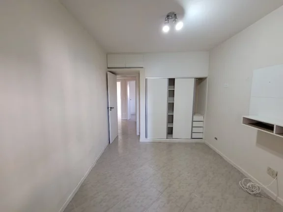 Imagem PITANGUEIRAS – DUAS QUADRAS DA PRAIA, EXCELETE APTO, ANDAR BAIXO, CLARO E SUPER AREJADO, RICO EM ARMÁRIOS, GARAGEM DEMARCADA NO PRÉDIO, COND. BAIXO