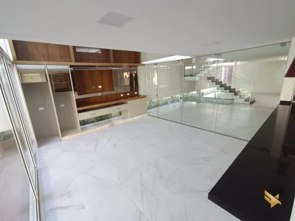 Imagem Sobrado com garagem subterranea e suite com dois closets e banheira