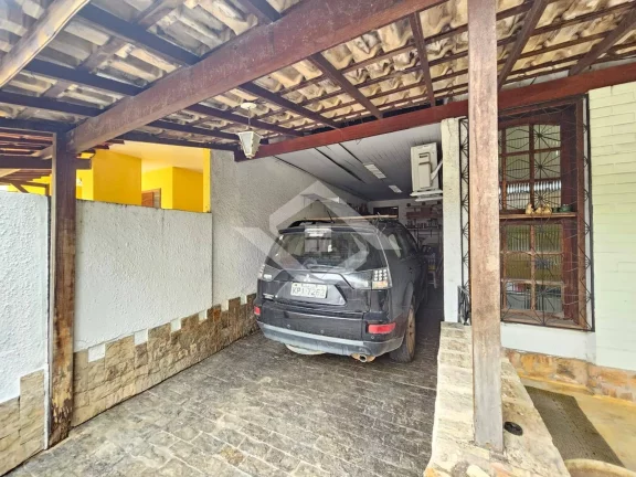 Imagem Casa à Venda na Taquara com 3 Quartos: Opção de Moradia e Negócios