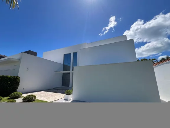 Imagem Apresentamos uma magnífica casa ampla e semi-nova localizada em Jurerê Internacional, um dos desti...