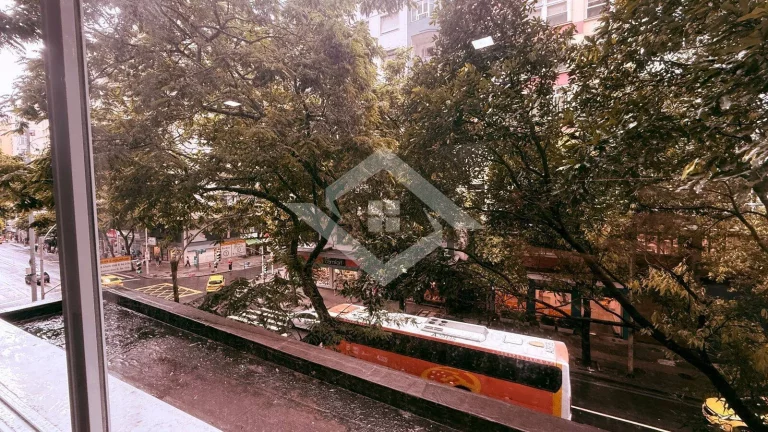 Imagem Apartamento de 4 Quartos Reformado no Posto 4 de Copacabana – Venda Direta!