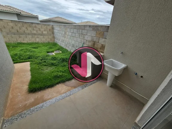 Imagem A casa dos seus sonhos está à venda em Várzea Grande, no bairro Petrópolis. Localizada no condom...