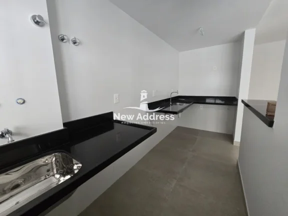Imagem 2 quartos com suíte em prédio novo e acabamento moderno. Localização excelente, próximo à praia e comércio.