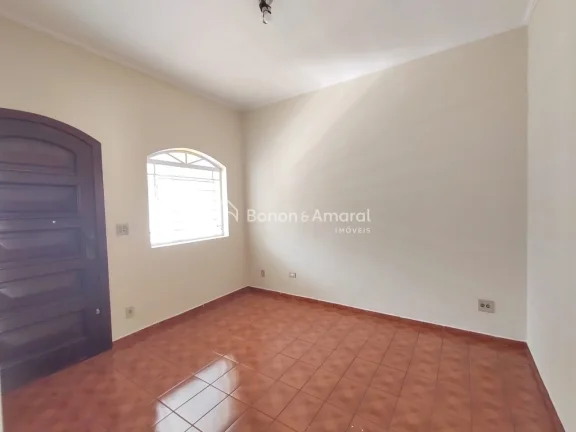 Imagem Casa da frente com 2 dormitórios com armários embutidos, banheiro social, sala com varanda integra...