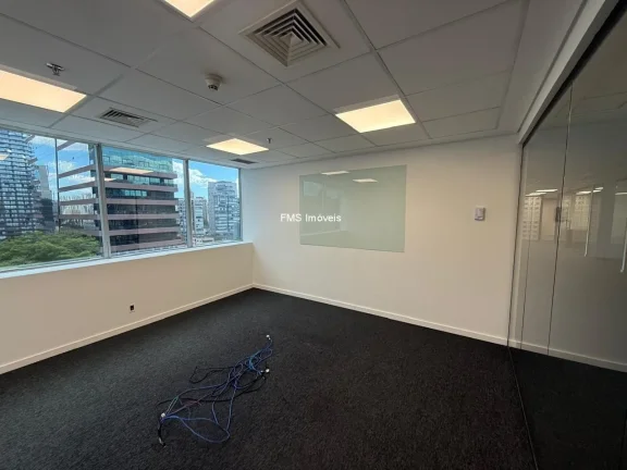Imagem Sala comercial na Vila Nova Conceição com 393,63m²