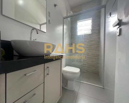 Imagem Casa Plana Parcialmente Averbada, aceita financiamento, com 1 suíte e 2 quartos, 2 vagas de garagem...