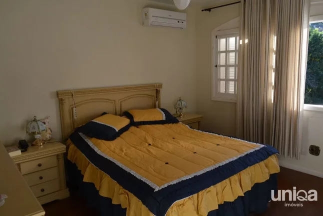 Imagem Sobrado com 04 dormitórios sendo 01 suite com closed e hidromassagem.